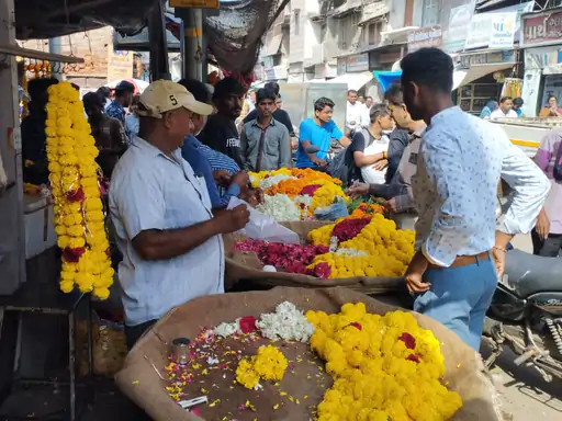 પ્રતીકાત્મક તસવીર:પાટણ શહેરના ફુલબજારમાં ફુલોની માંગ વધી, વેપારીઓમાં ખુશીનો માહોલ