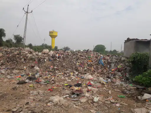પ્રતીકાત્મક તસવીર:ફતેપુરામાં ગામનો ગંદો કચરો ઠલવાતાં તળાવમાં અસહ્ય ગંદકી