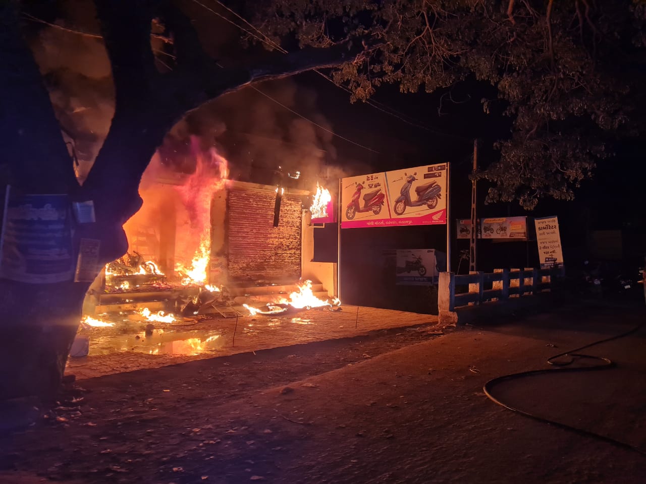 મહિસાગર : સંતરામપુર કોલેજ રોડ પર આવેલ ગાંધી હોન્ડા સોરૂમ પર આગ લાગી..